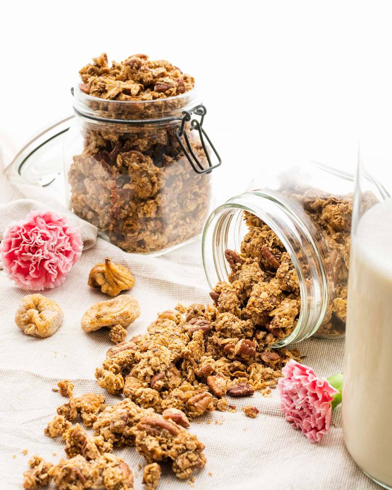 healthy home-made crunchy pecan & fig granola