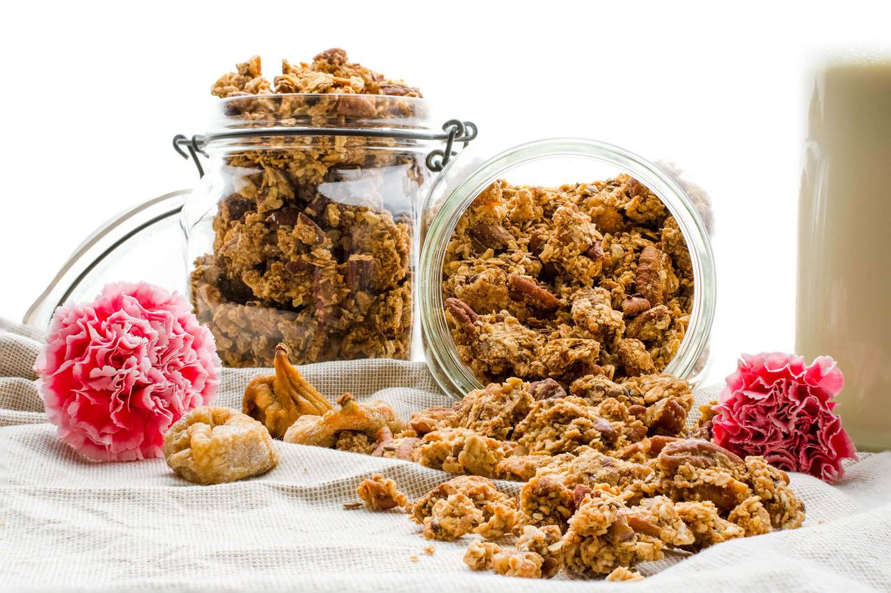 healthy crunchy home-made pecan & fig granola